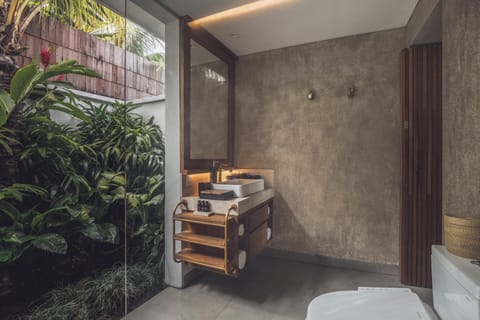 Presidential 2 Bedroom Private Pool Villa with Ricefield View | Bathroom | Separate tub and shower, rainfall showerhead, free toiletries