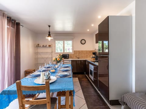 Table, Furniture, Building, Window, Plant, Azure, Wood, Chair, Interior Design, Houseplant