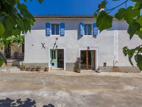 Plant, Building, Property, Window, Door, Sky, Land Lot, House, Cottage, Rural Area