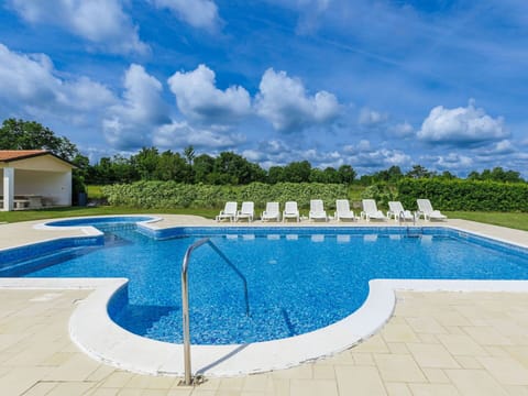 Water, Sky, Cloud, Swimming Pool, Tree, Leisure, Rectangle, Plant, Composite Material, Real Estate