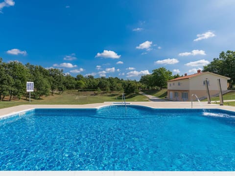 Water, Cloud, Sky, Plant, Building, Swimming Pool, Blue, Azure, Outdoor Furniture, House