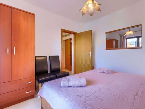 Furniture, Property, Comfort, Cabinetry, Wood, Building, Lighting, Interior Design, Door, Bed