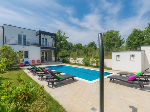 Building, Sky, Plant, Window, Cloud, Tree, House, Swimming Pool, Land Lot, Outdoor Furniture