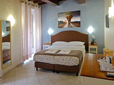 Pillowtop beds, in-room safe, desk, free WiFi