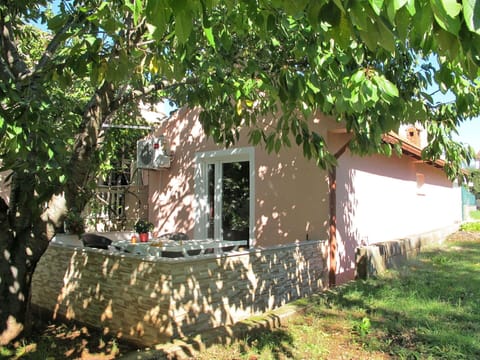 Property, House, Tree, Home, Leaf, Wall, Building, Real Estate, Rural Area, Cottage