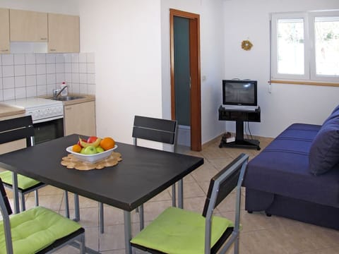 Room, Furniture, Property, Living Room, Interior Design, Building, Table, Floor, Coffee Table, House