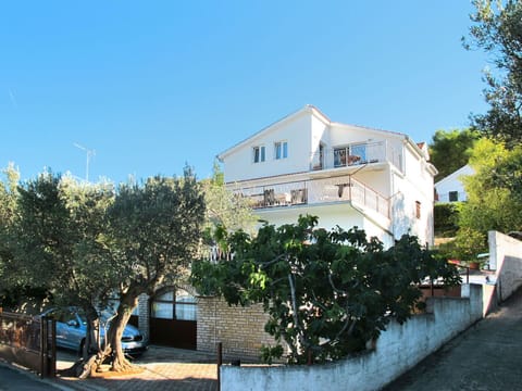 Property, Residential Area, House, Home, Real Estate, Building, Neighbourhood, Sky, Architecture, Apartment