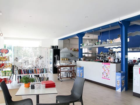 Furniture, Shelf, Building, Table, Bookcase, Shelving, Chair, Interior Design, Houseplant, Wall