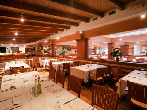 Furniture, Table, Building, Lighting, Interior Design, Chair, Architecture, Wood, Flooring, Ceiling