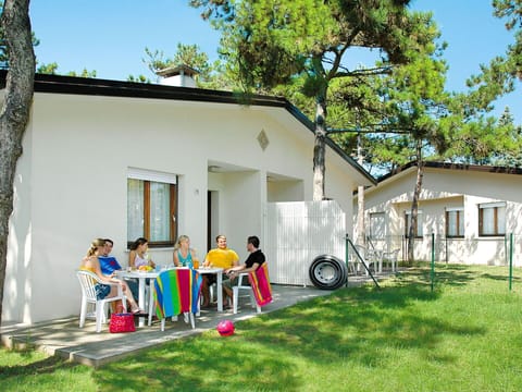 House, Property, Home, Building, Tree, Real Estate, Cottage, Neighbourhood, Residential Area, Yard