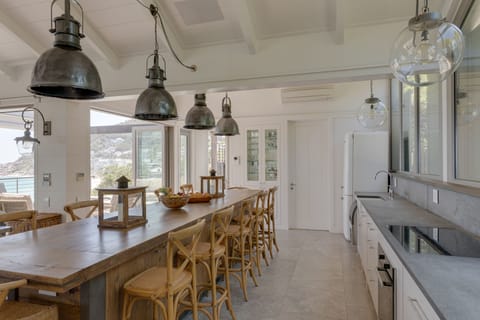 Full-size fridge, microwave, oven, stovetop