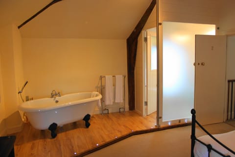 Superior Double Room, Harbor View (Open Plan Bath) | Bathroom | Free toiletries, hair dryer, towels