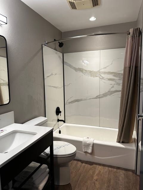 Combined shower/tub, towels