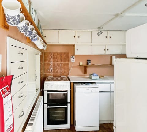 Cottage | Private kitchen | Fridge, microwave, oven, stovetop