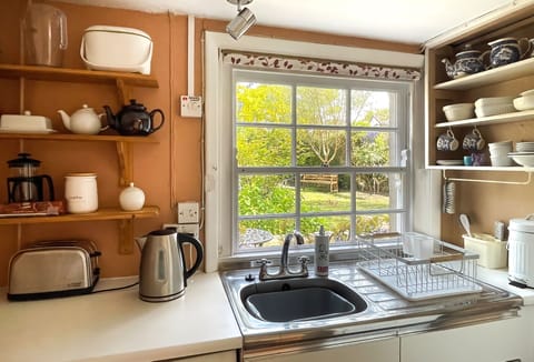 Cottage | Private kitchen | Fridge, microwave, oven, stovetop