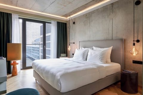 Premium Room, 1 King Bed | City view