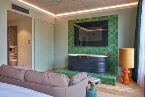 Junior Suite, 1 King Bed | In-room safe, desk, soundproofing, free cribs/infant beds