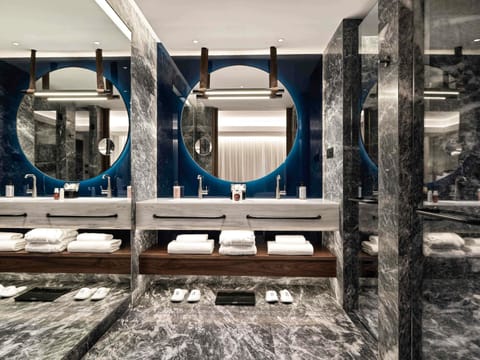 Executive Suite, 1 King Bed | Premium bedding, down comforters, Select Comfort beds, minibar