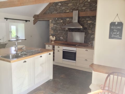 Dishwasher and washing machine provided.