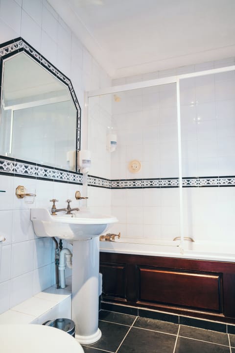 Family Double Room | Bathroom | Free toiletries, hair dryer, towels