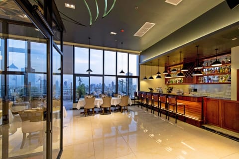 4 restaurants; breakfast, lunch, and dinner served