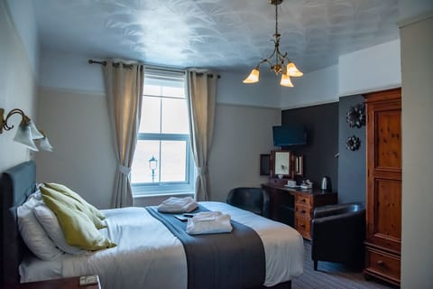 Comfort Room, 1 King Bed, Sea View | Desk, iron/ironing board, free WiFi, bed sheets