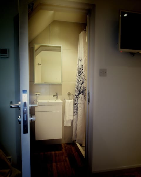 Room 3 (Dog Friendly Room) | Bathroom | Shower, hair dryer, towels