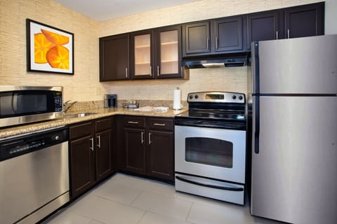 Studio Suite, 1 Queen Bed with Sofa bed | Private kitchen | Fridge, microwave, oven, stovetop