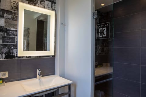 Business Room | Bathroom | Deep soaking tub, rainfall showerhead, free toiletries, hair dryer
