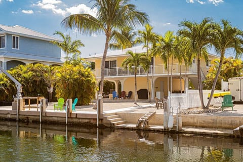 Sunny's Paradise eagerly awaits your arrival.