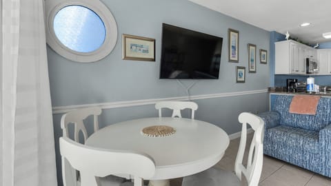 Mistral 6 Dining Area