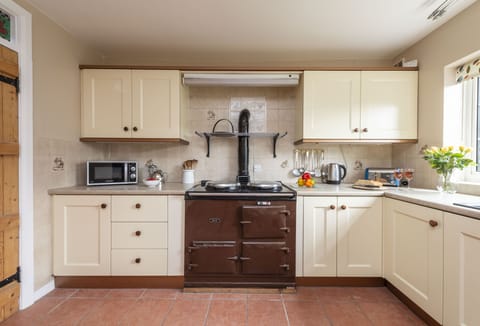 Greygles, Melcombe Bingham: Kitchen with aga