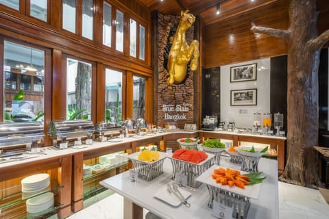 Daily cooked-to-order breakfast for a fee