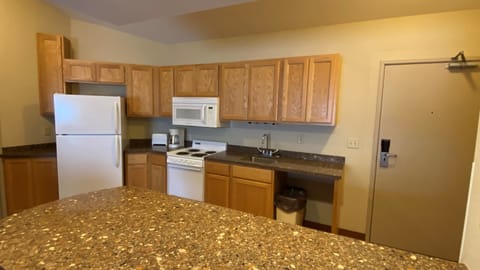 Room, 1 King Bed, Non Smoking (Efficiency) | Private kitchen | Coffee/tea maker