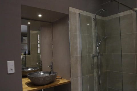 Classic Double Room (Sous le Chêne) | Bathroom | Shower, rainfall showerhead, free toiletries, hair dryer