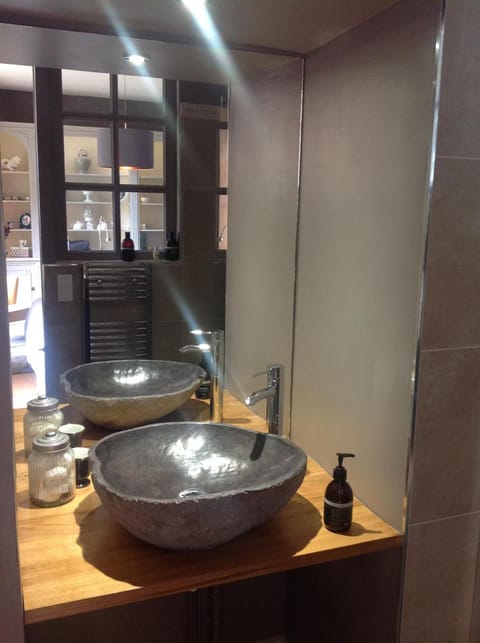 Classic Double Room (Sous le Chêne) | Bathroom | Shower, rainfall showerhead, free toiletries, hair dryer