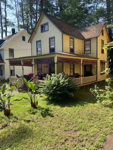 Sideview of the cottage