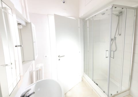 Deluxe Double Room | Bathroom | Shower, rainfall showerhead, free toiletries, hair dryer