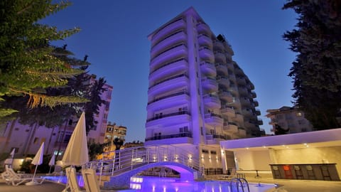 2 outdoor pools, free cabanas, pool umbrellas