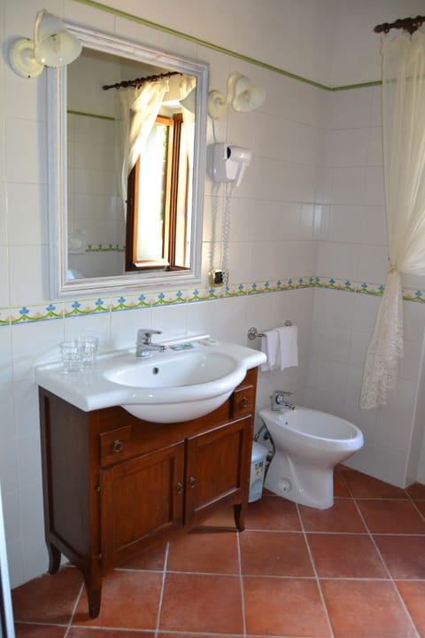 Standard Double Room | Bathroom | Shower, hair dryer, bidet, towels