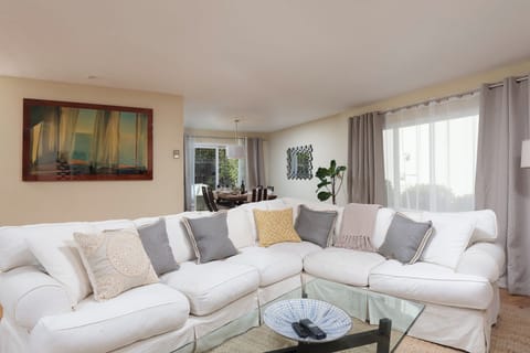 as soon as you walk through the double door large entryway, you are invited in.