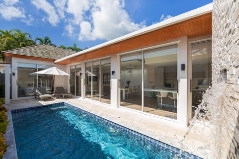 Comfort Villa | Living area | Flat-screen TV
