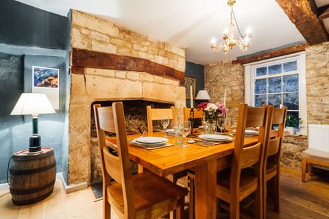 City Townhome, 5 Bedrooms, Non Smoking, City View | Private kitchen | Full-size fridge, microwave, oven, stovetop