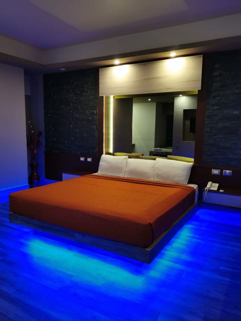 Suite, Jetted Tub | Desk, soundproofing, WiFi (free), bed sheets