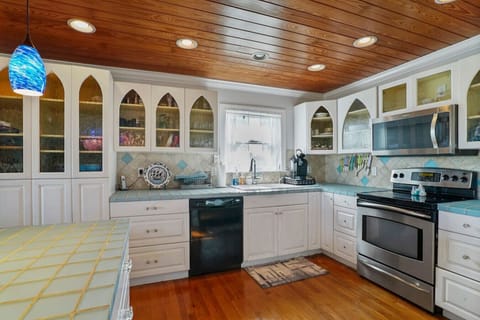 Such a charming kitchen