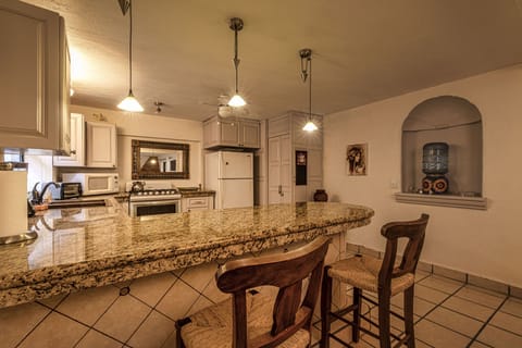 10 Casita Sonrisa: Full apartment | Private kitchen | Shared fridge, microwave, oven, stovetop