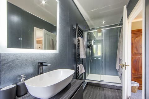 Room (C - Standard Double Room (Arran)) | Bathroom | Free toiletries, hair dryer, towels