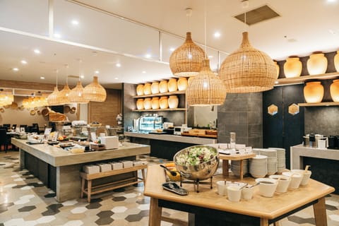 2 restaurants; breakfast, lunch, and dinner served
