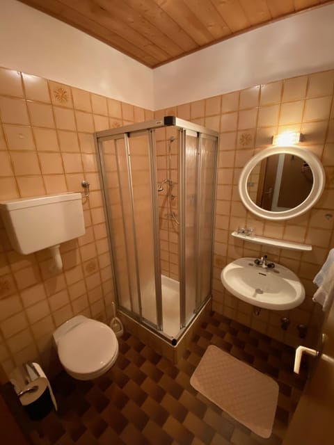 Classic Triple Room | Bathroom | Hair dryer, towels, soap, toilet paper