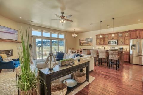 Suite San Juan sleeps 8, is 2 minutes to downtown and 27miles to Wolf Creek! Newley remodeled and decorated w/ rare Central AC.